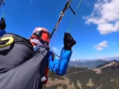 Il video mostra la caduta mozzafiato del parapendio dopo la collisione dell’aereo