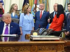 “Stava sbattendo le palpebre”: la Casa Bianca nega furiosamente che Trump si sia addormentato durante la riunione