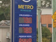 Frenesia perché in una stazione di servizio il prezzo della benzina scende sotto gli 80 centesimi al litro