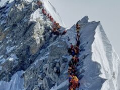 L’Everest vede il record di 274 scalatori in un solo giorno, inclusa la pietra miliare australiana