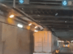 Il camion colpisce dozzine di irrigatori nel trafficato tunnel di Sydney