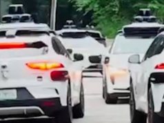 Taxi senza conducente confusi prendono il controllo delle strade di un sobborgo americano