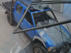 I ladri si precipitano nel centro commerciale e rubano il bancomat in filmati di telecamere a circuito chiuso
