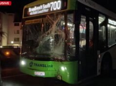 Sospetti in fuga mentre l’autobus si schianta dopo essere stato colpito da sassi