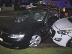 L’uomo è stato accusato dopo aver presumibilmente colpito un’auto parcheggiata durante l’inseguimento della polizia di Sydney