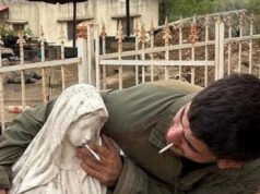 La foto mostra un soldato israeliano che profana la statua della Vergine Maria in Libano
