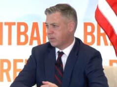 Jim Banks esorta l’USTR a impedire alla Cina di infiltrarsi nell’industria automobilistica statunitense
