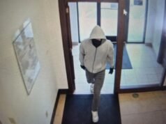 2 dipendenti della banca statunitense uccisi a colpi di arma da fuoco durante una rapina nel Kentucky, mentre la polizia lancia la caccia all’uomo al sospetto