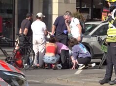 L’auto si schianta nella zona pedonale uccidendo 2 persone mentre la polizia trattiene l’autista e indaga sul movente