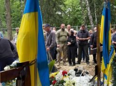 Funerali, reginette di bellezza e bombe: la città ucraina che non lascia vincere Putin
