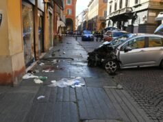 Autista identificato dopo che l’auto si è schiantata sulla folla ferendo 8 persone; passante accoltellato