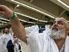 Fedeli musulmani lapidano il diavolo nel rituale finale dell’Hajj vicino alla Mecca
