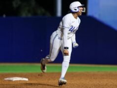 Il softball dell’UCLA si raduna per una vittoria selvaggia su Cal Baptist nell’apertura del torneo NCAA