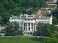 I servizi segreti dicono che l’ufficiale è coinvolto nella sparatoria vicino alla Casa Bianca, mentre Trump tiene un evento aziendale all’interno