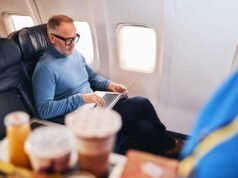 Il dipendente prenota il “volo più economico” per il viaggio di lavoro del capo – scioccato dalla reazione delle risorse umane: “È pazzesco”