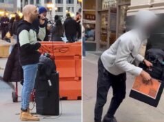 L’artista di strada di Chicago Andrew David ha derubato in pieno giorno mentre cantava da un adolescente in un video virale