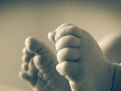 Neonato abbandonato vicino a un parco pubblico in Virginia