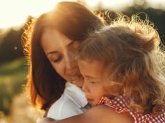 Franklin Graham rende omaggio all’amore delle mamme nel tributo a “God Made a Mother”.