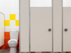 Lo sceriffo indaga su uno studente del VA che presumibilmente ha filmato altri nei bagni