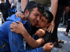 Cinque agenti di polizia e un ragazzo di 13 anni uccisi nell’attacco israeliano a Gaza