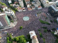 Decine di migliaia si radunano in Serbia per manifestazioni antigovernative