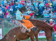Papà californiano fatto saltare in aria per aver intercettato una maglietta lanciata a una donna al Rodeo