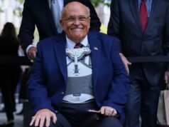 L’ex sindaco di New York Rudy Giuliani rimane ricoverato in ospedale per polmonite mentre il socio in affari avverte: “Oggi è un giorno importante”