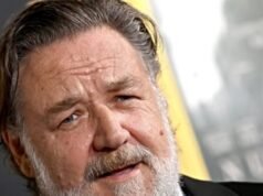 Il video di Russell Crowe che calma la folla impazzita di fan entusiasti in attesa di autografi diventa virale