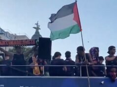 Lamine Yamal sventola la bandiera della Palestina mentre il Barcellona festeggia la vittoria della Liga