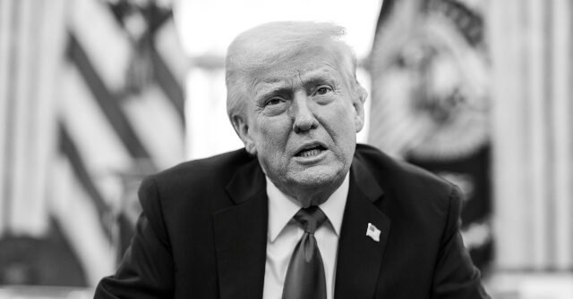 trump-resolute-desk-bw-white-house-flickr-640x335.jpg