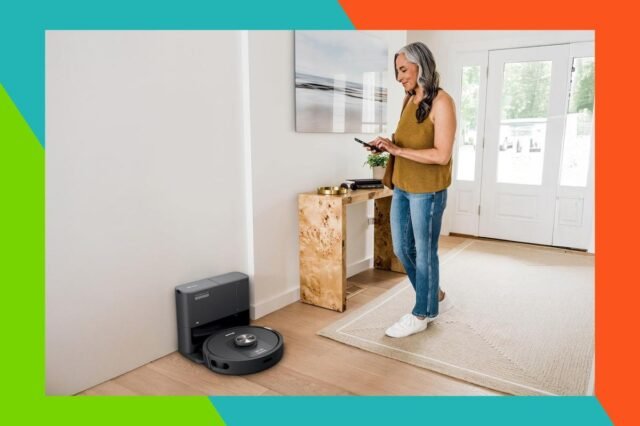 woman_ai_robot_cleaner_001.jpg
