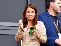 Coleen Rooney sostiene il marito Wayne con il figlio Kit, 10 anni, mentre la fidanzata di Sam Thompson, Talitha Balinska, torna presto da Miami mentre guidano i Soccer Aid WAGs che tifano per la squadra costellata di stelle