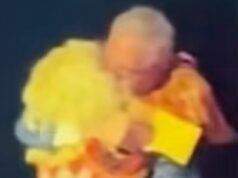 La folla sussulta mentre il boss della radio 2HD Guy Ashford, la presentatrice di “GROPES”, Cheralyn Darcey sul palco mentre accetta un premio