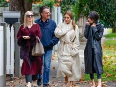 Bianca Censori ridacchia con la sorella mentre esce per una rara gita di famiglia a Melbourne – giorni dopo essere stata fotografata imbronciata e seminuda con Kanye West a Los Angeles
