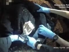 L’agente coinvolto nell’arresto di Henry Nowak si dimette perché un collega erroneamente chiamato il PC che ha ammanettato la vittima di omicidio riceve minacce di morte online, mentre centinaia di manifestanti si radunano fuori dalla stazione di Southampton