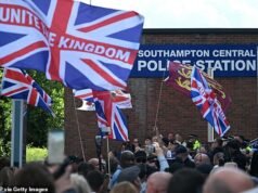 Centinaia di manifestanti si radunano fuori dalla stazione di polizia di Southampton per guardare il filmato dell’arresto di Henry Nowak dopo che Tommy Robinson ha realizzato un video sulla reazione violenta