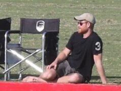 Il principe Harry si mantiene informale mentre esce senza la moglie Meghan Markle per guardare una partita di polo