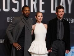 Emily Blunt dà il via alla sua corsa agli Oscar dopo che i critici hanno elogiato la sua ‘incredibile’ svolta nel Disclosure Day mentre indossa un elegante abito bianco con volant per unirsi alle co-protagoniste al photocall di Parigi