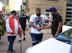 “Questo non ha niente a che fare con la fede”: il tassista sikh stringe la mano ai manifestanti di Henry Nowak a Southampton