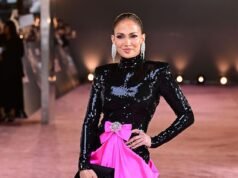 Jennifer Lopez abbaglia con le sue paillettes nere mentre si avvicina al co-protagonista Brett Goldstein alla première di Office Romance a Londra… dopo aver parlato di voci sugli appuntamenti