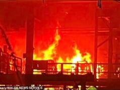 Un incendio “apocalittico” scoppia nello stabilimento Tata Steel poche ore dopo la demolizione della torre con un’esplosione controllata
