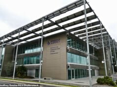 Una guardia di sicurezza cinquantenne viene colpita con una balestra nel campus dell’Università del Surrey mentre un ex studente saudita, 21 anni, viene arrestato con l’accusa di tentato omicidio