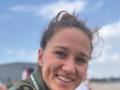 Nella foto: l’unica donna commando della Royal Navy britannica e star di Take Me Out, morta insieme a due membri maschi dell’equipaggio in un incidente in elicottero – dopo aver “salvato vite umane” evitando le case vicine