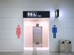 Una bambina di cinque anni ha subito una “discriminazione indiretta” quando è stata costretta a usare i bagni unisex a scuola, ha stabilito il giudice