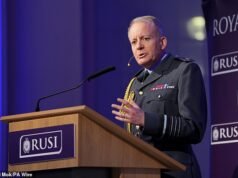 Le minacce al Regno Unito sono più grandi che mai dalla Guerra Fredda mentre Putin intensifica le minacce, afferma il capo delle forze armate britanniche