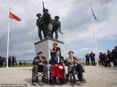 I veterani del D-Day si riuniscono per l’82° anniversario dello sbarco in Normandia tra le toccanti commemorazioni degli scolari francesi e del nipote del feldmaresciallo Montgomery