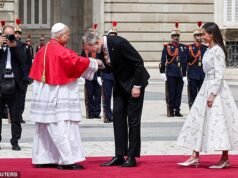 Re Felipe e la regina Letizia sono tutti sorrisi mentre danno il benvenuto a Papa Leone in Spagna mentre il pontefice deve affrontare una dura competizione con Bad Bunny per l’attenzione del pubblico