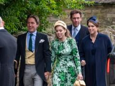 Le principesse Beatrice ed Eugenie arrivano al matrimonio di Peter Phillips nelle Cotswolds, dopo che è stato rivelato che hanno vissuto per anni senza affitto nei loro palazzi