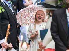 Non piove sulla sua parata! La sfrontata Lena Tindall, 7 anni, si diverte con un ombrello a forma di unicorno al matrimonio di Peter Phillips, mentre la sorella Mia, 12 anni, mostra il suo senso dello stile indossando tacchi metallici