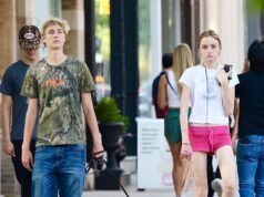 La figlia transgender di Naomi Watts, Kai, 17 anni, fa una rara gita con il fratello Sasha, 18 anni, a New York City